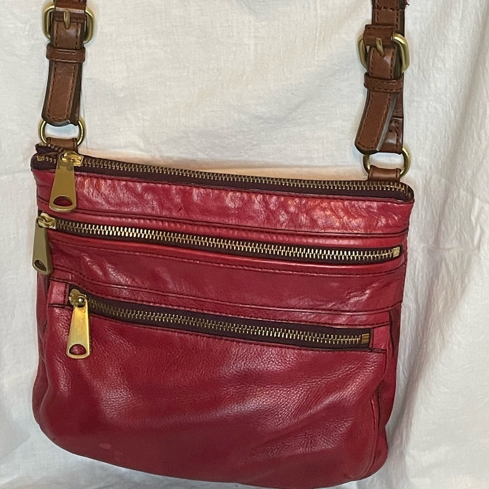 Fossil Red Leather Explorer crossbody/shoulder bag with adjustable strap.